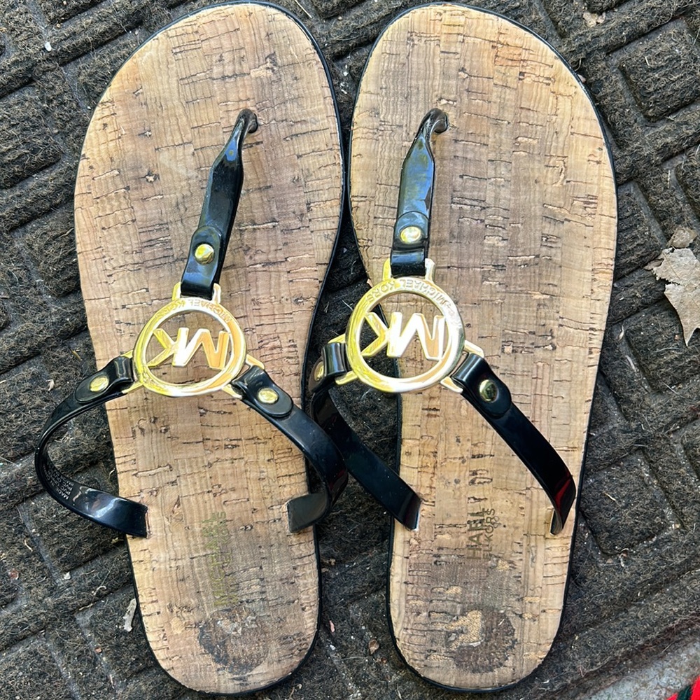 Michael Kors Black and Gold thong patent sandals🖤